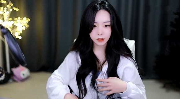 凤蝶直播app免费版：最热门的可投屏大秀短视频，极速更新乐享不停！