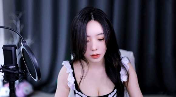 久久er99热精品一区二区功能：最热门的午夜直播间，热闹氛围